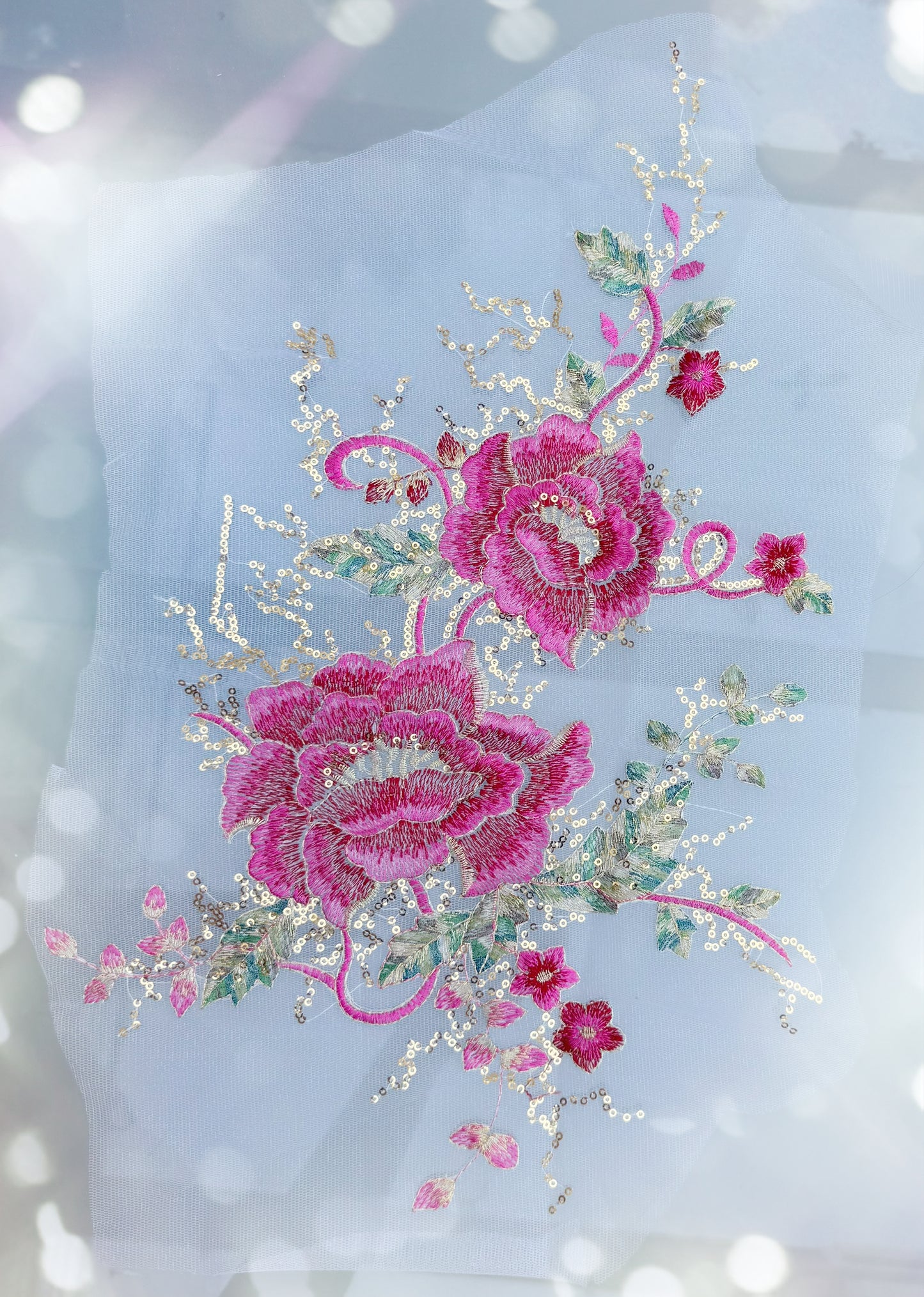 Applique brodée florale sur tulle