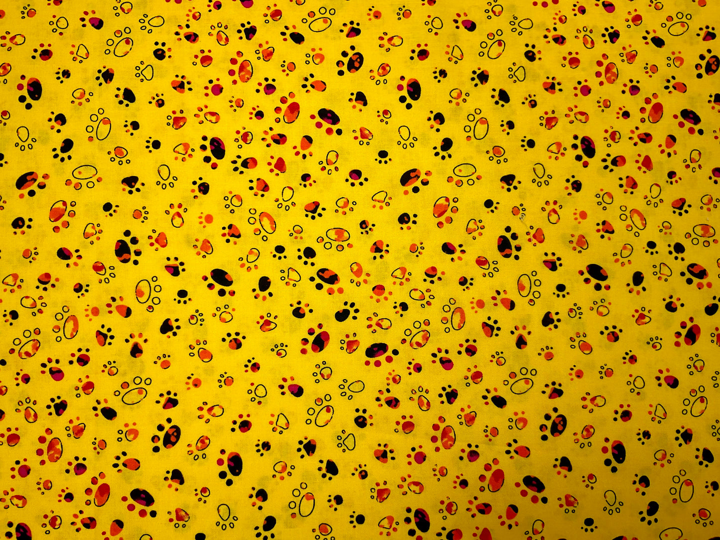 Coupon Tissu Jaune Empreintes de Pattes – 85 x 110 cm
