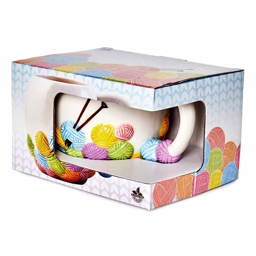 Tasse avec des pelotes de laines