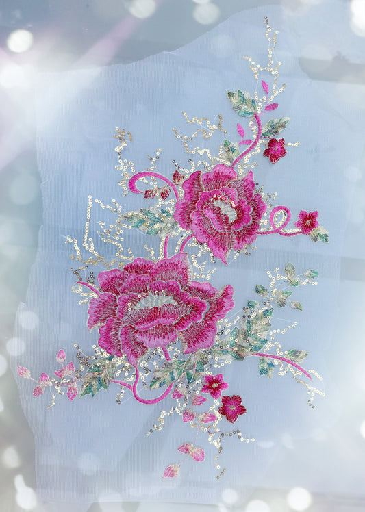 Applique brodée florale sur tulle