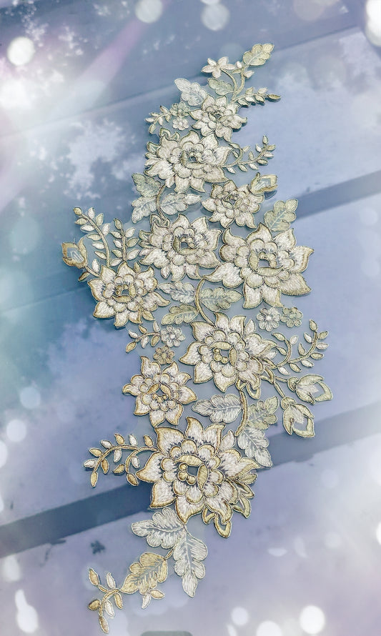 Grande applique florale brodée sur tulle – Champagne