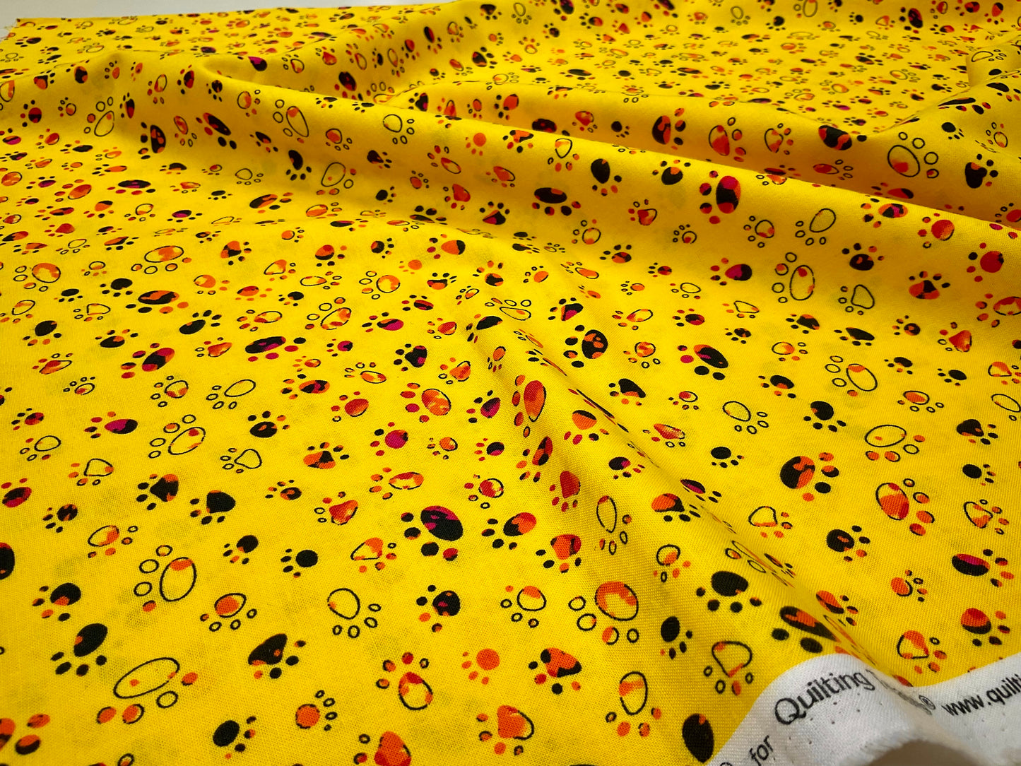 Coupon Tissu Jaune Empreintes de Pattes – 85 x 110 cm
