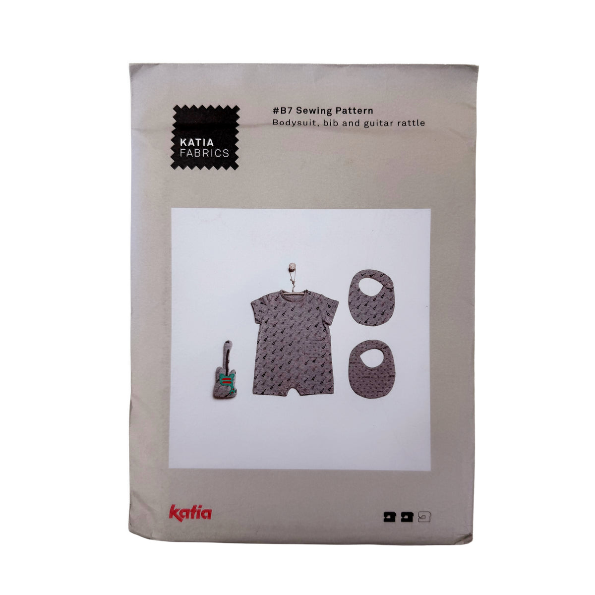 Patron de couture Katia Fabrics B7 – Combinaison, bavoir et hochet guitare